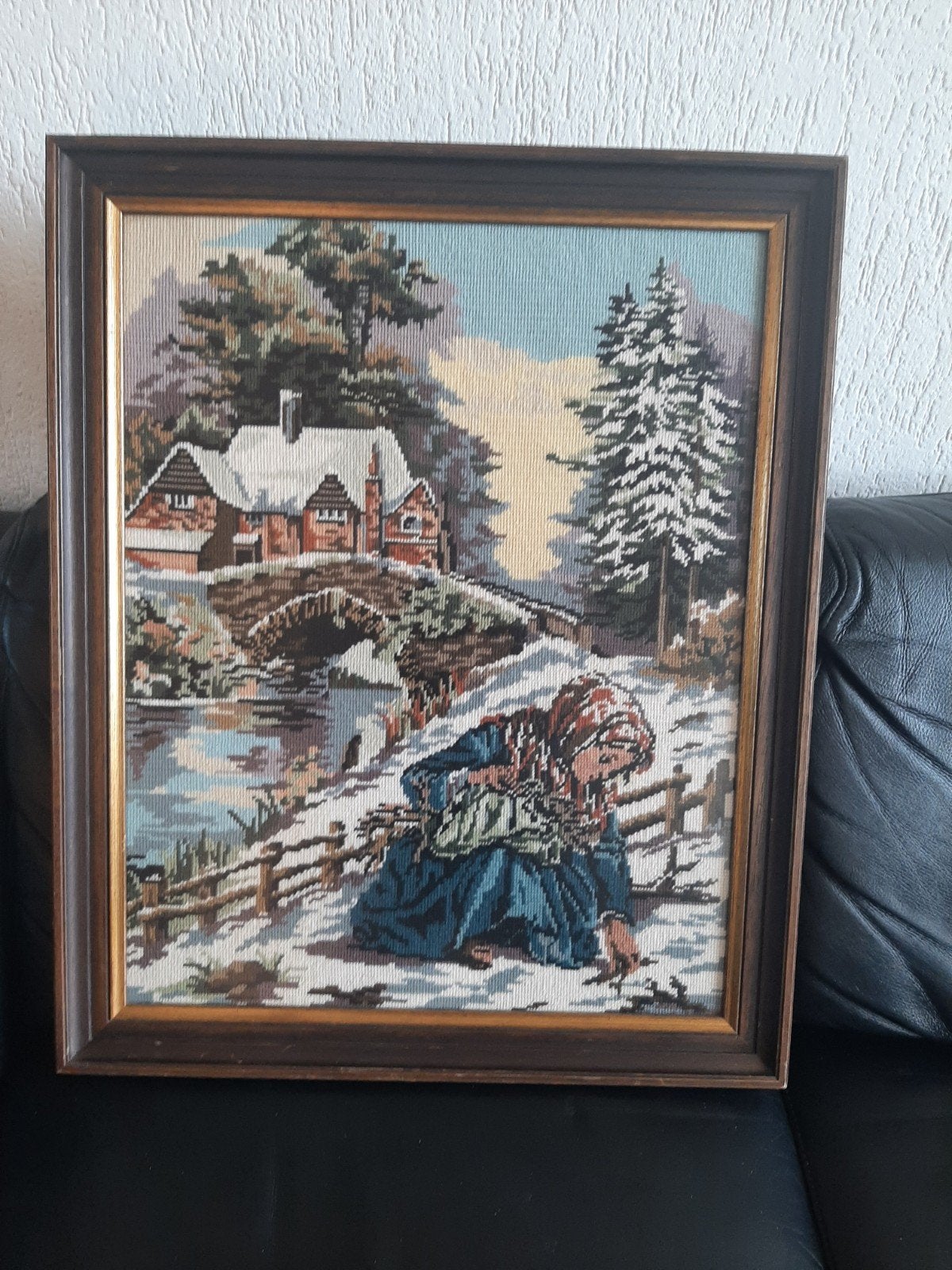Geborduurd schilderij winterlandschap met vrouw en huis, Gebruikt, Ophalen of Verzenden, Schilderij, 75 cm of meer