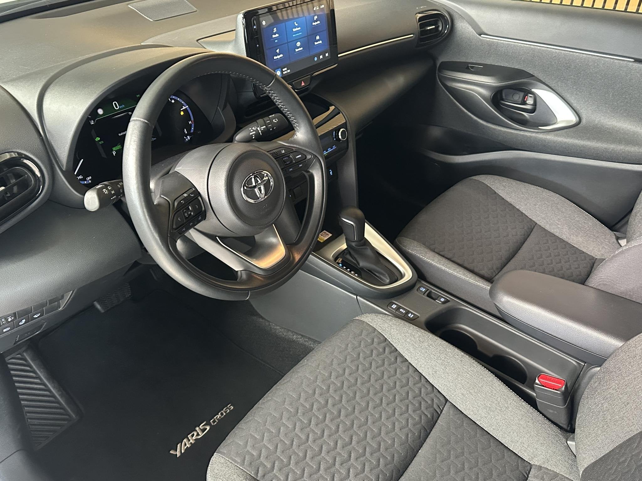 Toyota Yaris Cross 1.5 Hybrid Dynamic Trekhaak | Stoelverwar, Stof, Gebruikt, 116 pk, Wit