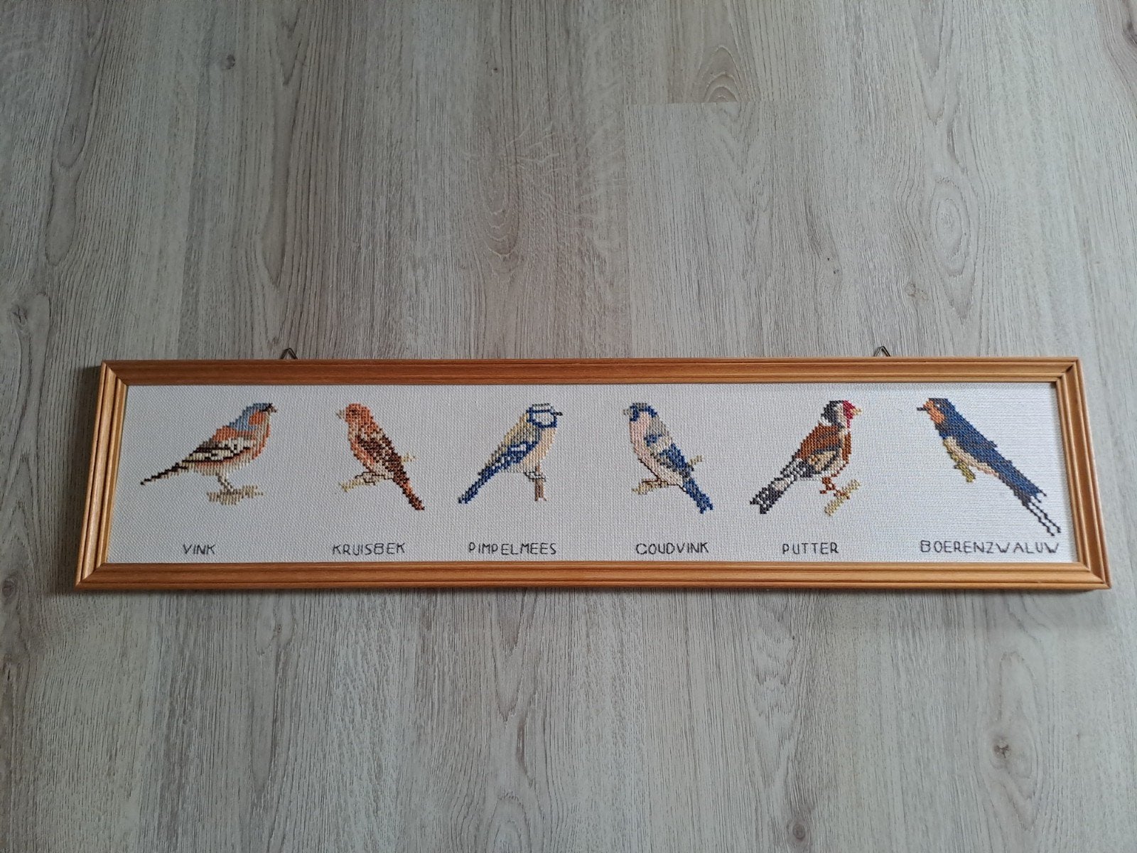Vintage borduurwerk vogels in houten lijst, Oorspronkelijke maker, Overige typen, Ophalen of Verzenden, Zo goed als nieuw