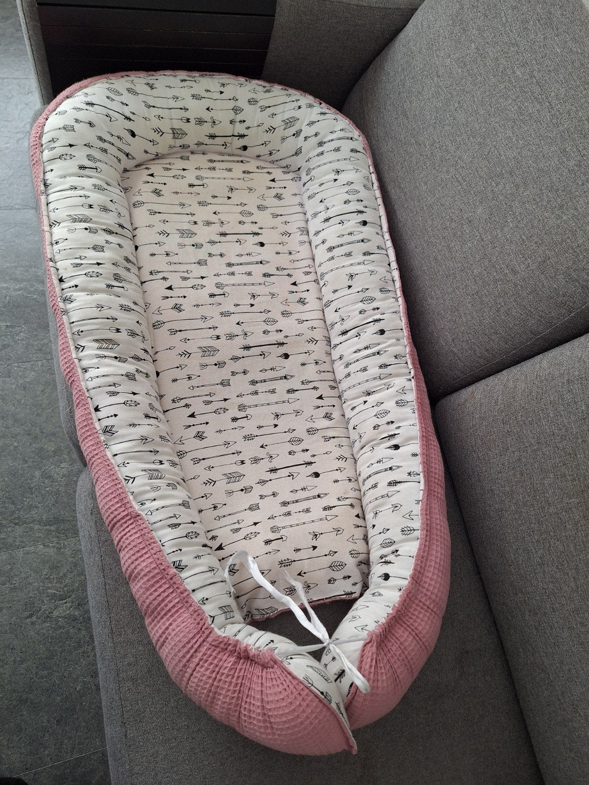 Baby nestje roze wafelstof met pijltjes print, Ophalen of Verzenden, Zo goed als nieuw