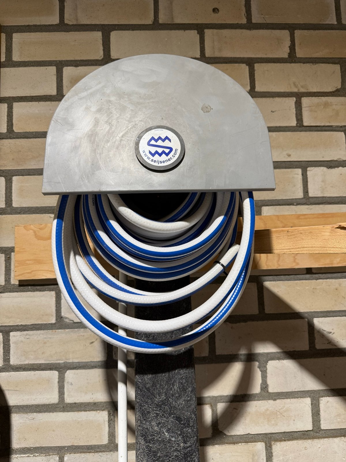 Seijsener waterpaal met kraan en slang, Ophalen, Nieuw, Tuinslanghaspel