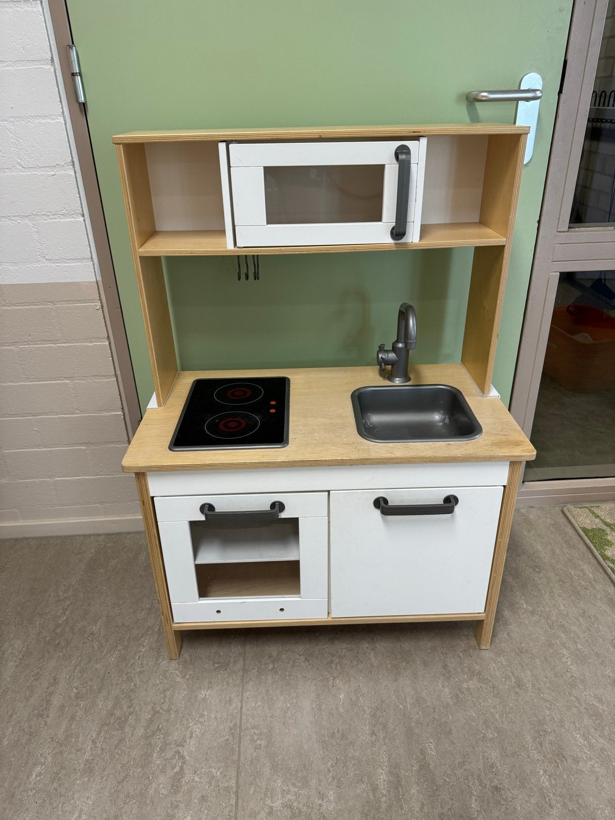 IKEA Duktig kinderkeuken met magnetron en kookplaat, Kinderen en Baby's, Speelgoed | Speelkeukens, Ophalen, Gebruikt, Hout, Speelkeuken
