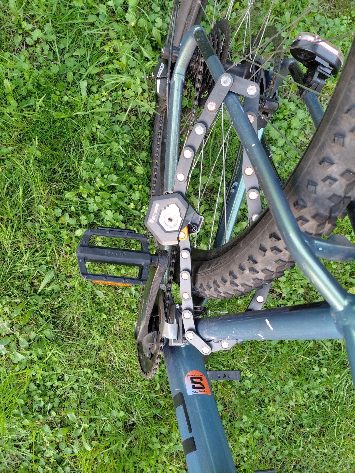 Foto 7 van mountainbike met 2 sloten ringslot en oprolslot met houder