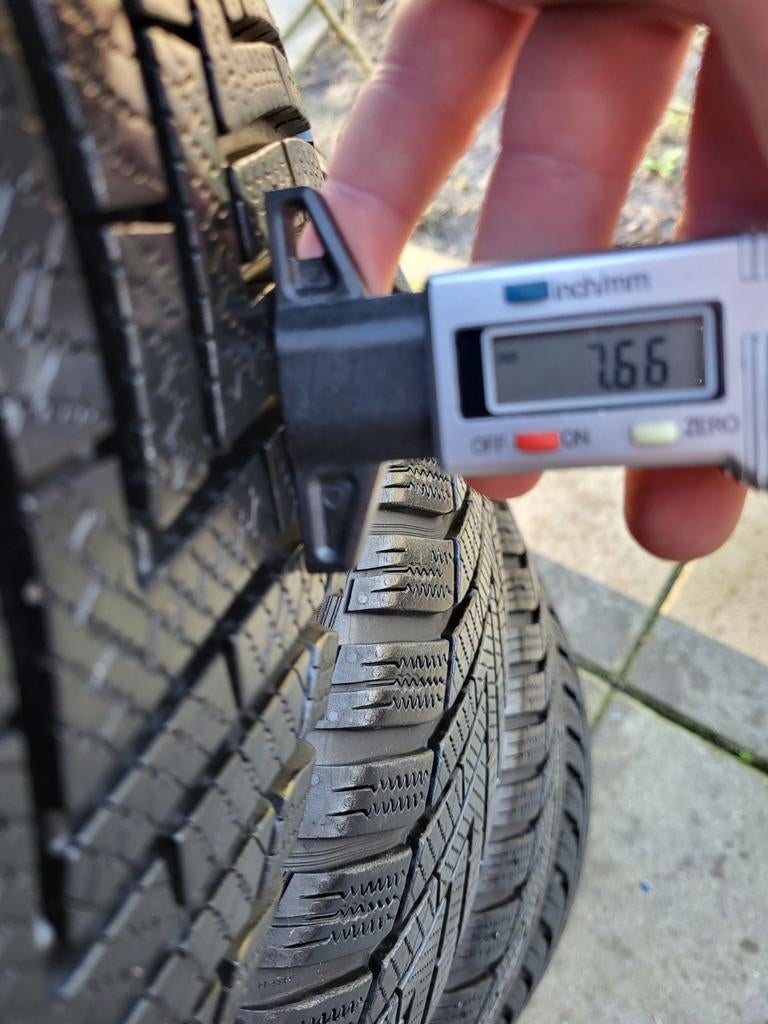 Vredestein  2 nuewe banden 205 55 R16, Ophalen, Zo goed als nieuw, Kabel of Snoer