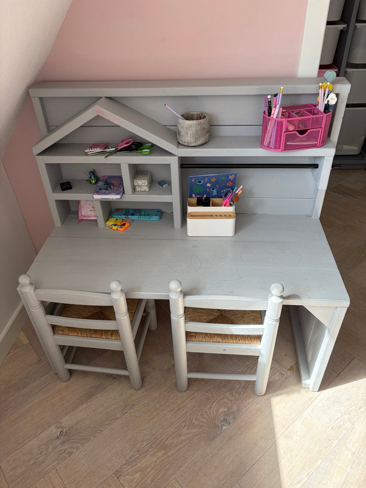 Leuke speel/knutseltafel met twee stevige stoelen, Ophalen, Gebruikt, Tafel(s) en Stoel(en)