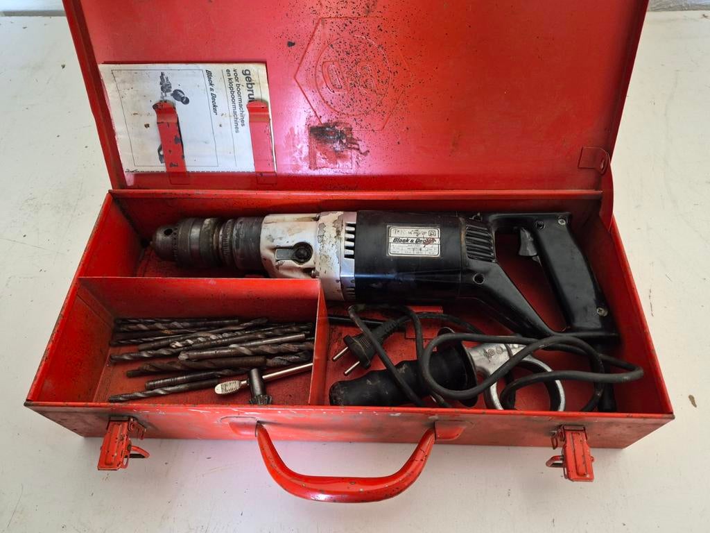 Black & Decker Boormachine 600W in metalen koffer, Ophalen of Verzenden, Gebruikt, 600 watt of meer, Boormachine