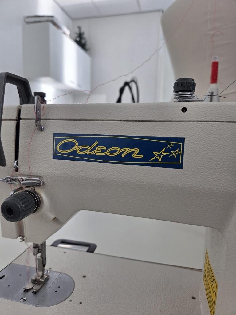 Industriële naaimachine met zigzag- en rechte steek., Ophalen, Gebruikt, Naaimachine, Overige merken
