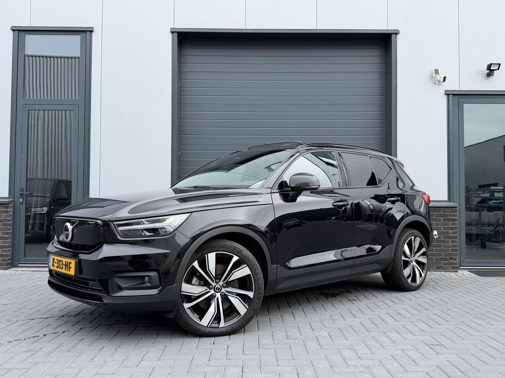 Volvo XC40 Recharge P8 AWD R-Design, Zwart, Origineel Nederlands, 430 km, Vierwielaandrijving