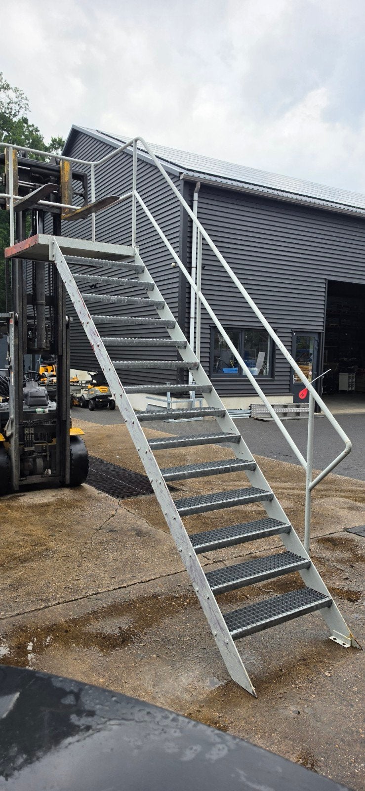 stalen trap met bordes grijs hoog 2.75mtr nor078, Doe-het-zelf en Verbouw, Ladders en Trappen, Ophalen of Verzenden, 2 tot 4 meter