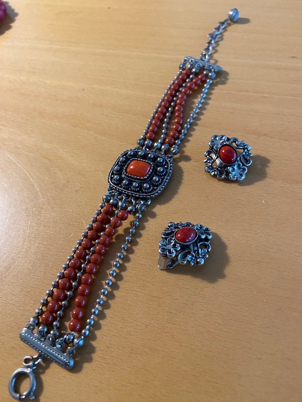 Vintage Armband en Clipoorbellen Set met Rode Kralen, Overige materialen, Gebruikt, Ophalen of Verzenden, Met edelsteen
