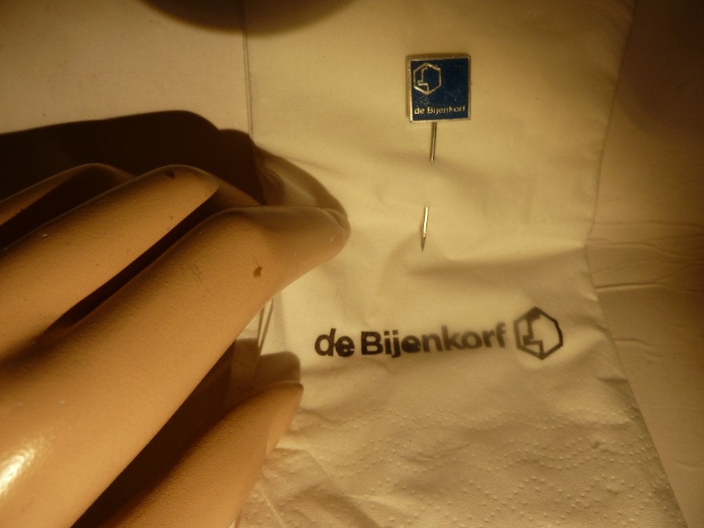 SPELDJE  VAN DE BIJENKORF, Verzamelen, Ophalen of Verzenden, Nieuw, Merk, Speldje of Pin