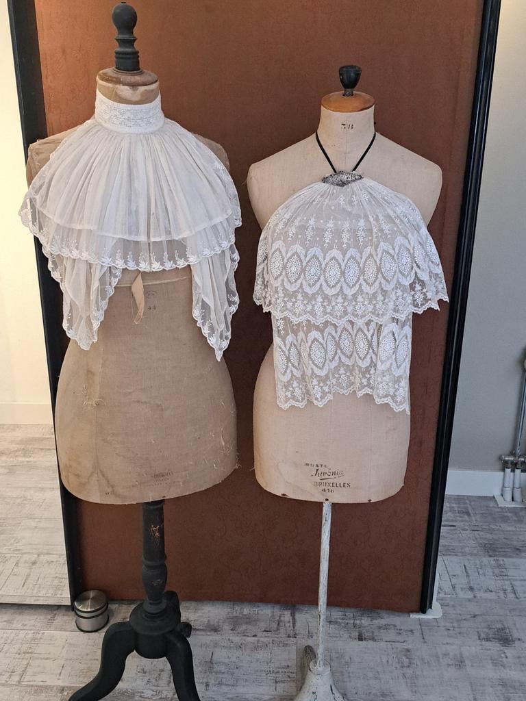2 Paspoppen: Stockman met houten voet en 1 gietijzeren voet, Antiek en Kunst, Antiek | Overige Antiek, Ophalen