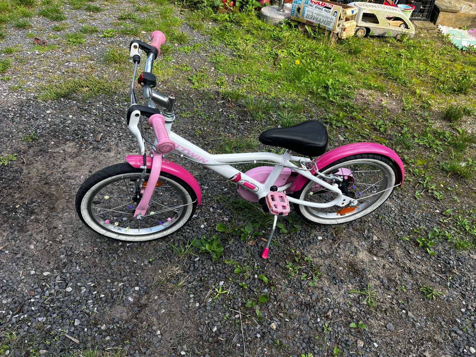 B'Twin kinderfiets 16 inch roze/wit met zijwieltjes, Terugtraprem, Zijwieltjes, Ophalen of Verzenden, 16 tot 20 inch
