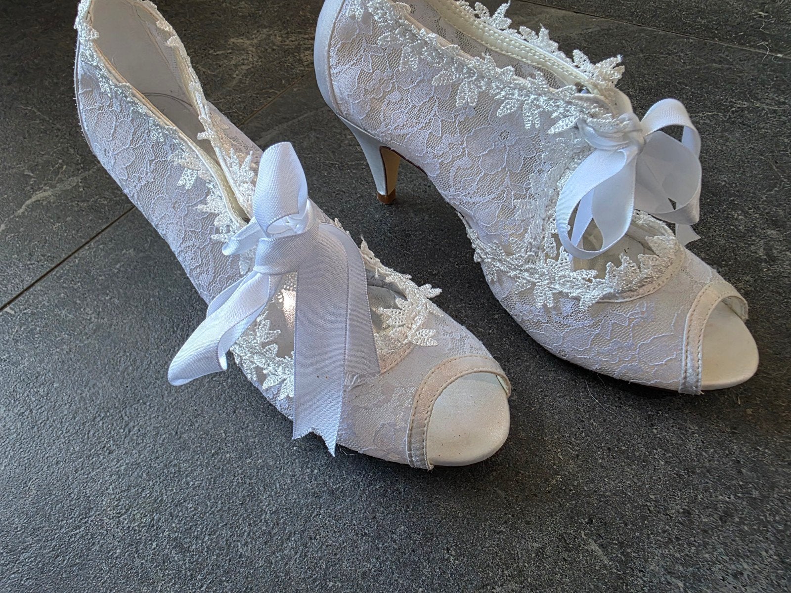 Elegante witte kanten bruidsschoenen - Maat 38, Kleding | Dames, Ophalen of Verzenden, Gedragen, Wit, Schoenen met hoge hakken