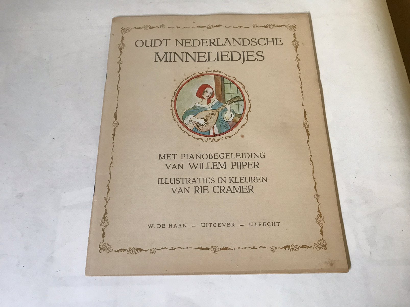 Oudt Nederlandsche minneliedjes. Illustraties Rie Cramer., Ophalen of Verzenden, Zo goed als nieuw, Genre of Stijl