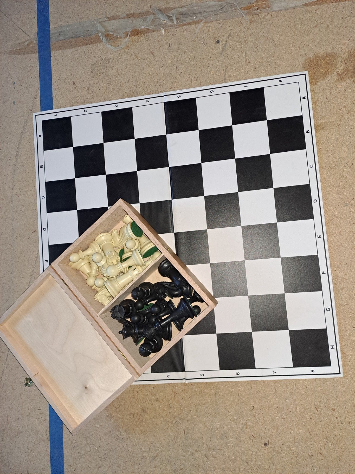 Schaakspel met opvouwbaar bord en houten doos, Ophalen of Verzenden, Gebruikt, Schaken