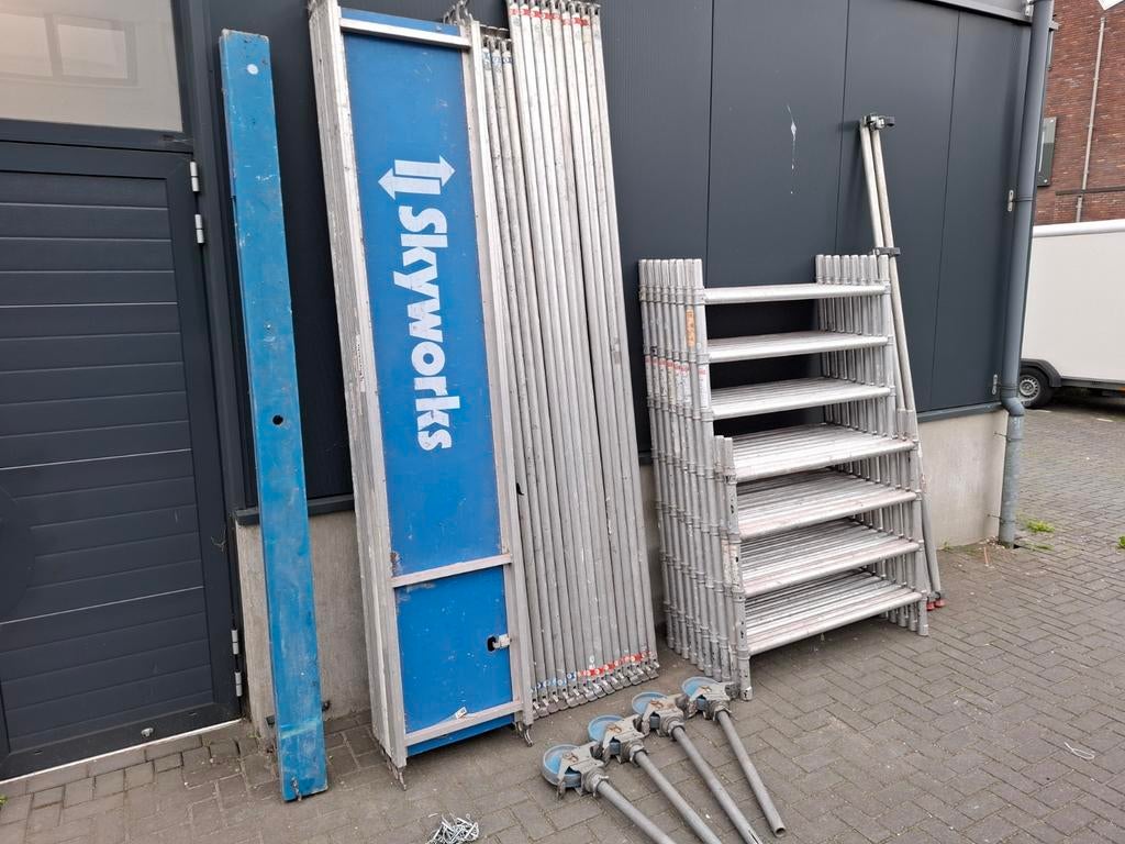 Skyworks aluminium rolsteiger 135x305, WH 10,2 mtr, Doe-het-zelf en Verbouw, Steigers, Ophalen of Verzenden, Zo goed als nieuw