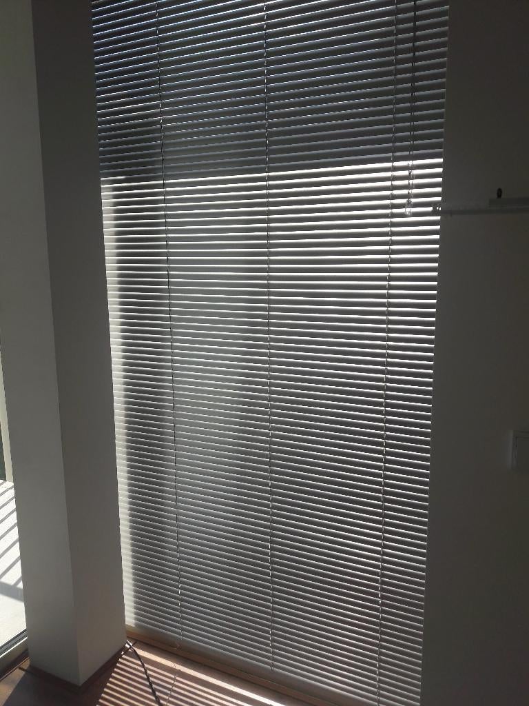 Zilverkleurige aluminium jaloezie van 140 cm x 250 cm, Huis en Inrichting, Stoffering | Gordijnen en Lamellen, Ophalen, 100 tot 150 cm
