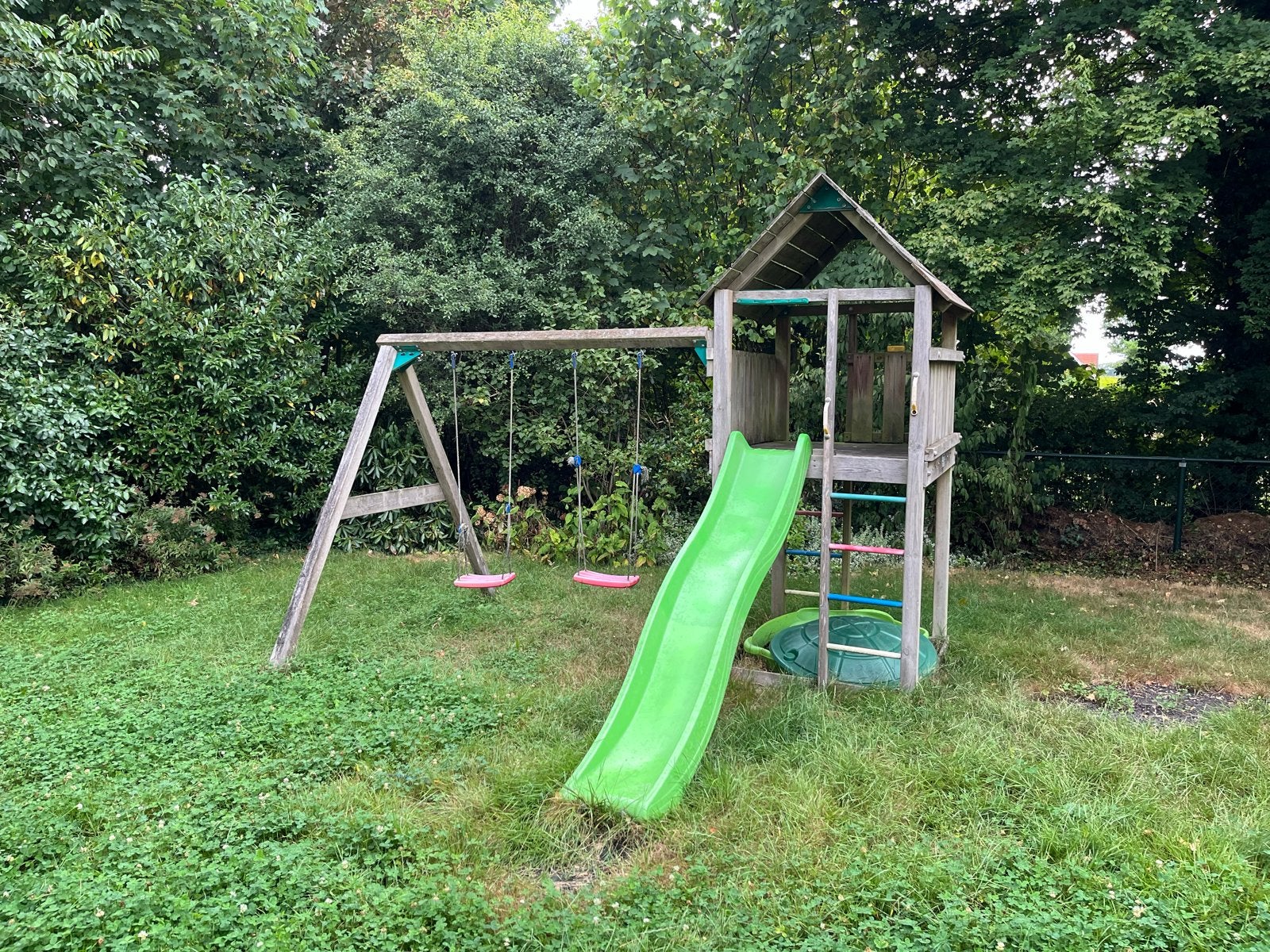 Houten speeltoestel met glijbaan, schommels en zandbak, Ophalen, Gebruikt, Glijbaan