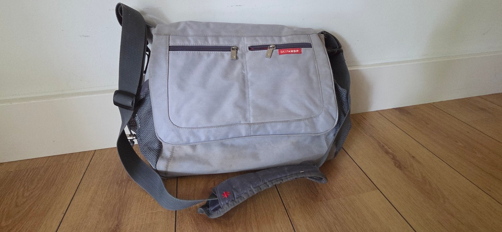 Skip Hop luiertas grijs/rood met verschoonmat, Ophalen, Gebruikt