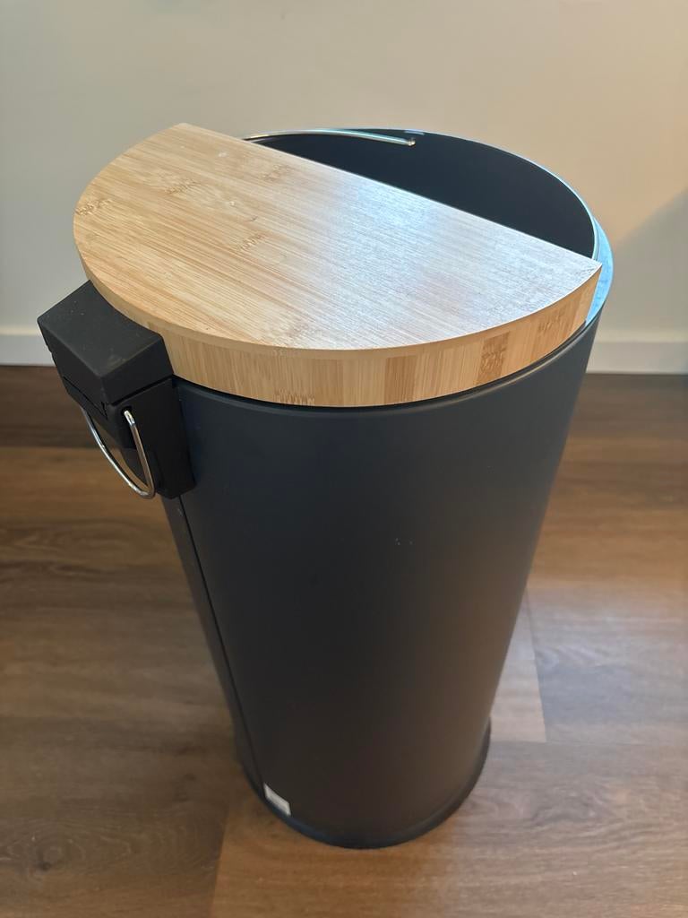 GRATIS Garbage Bin/Stijlvolle afvalemmer - 30 liter, Ophalen, Gebruikt, Met pedaal, 50 tot 75 cm
