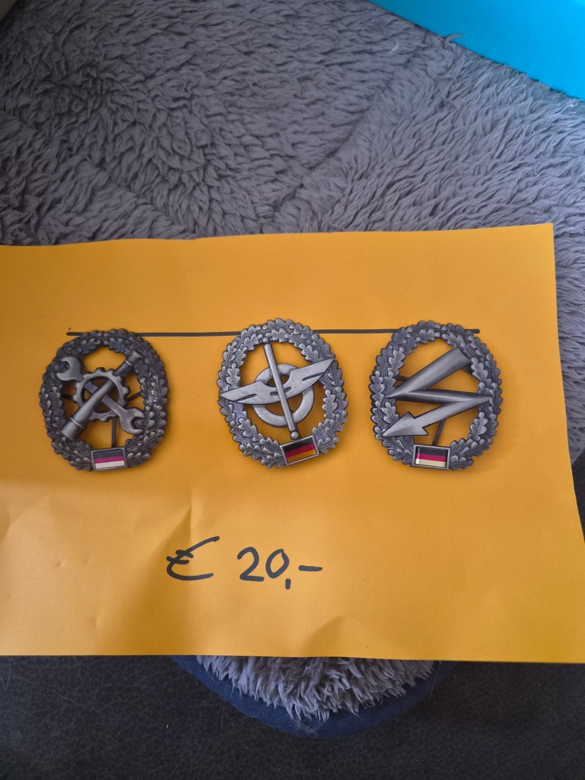 Duitse militaire insignes - 3 stuks, Ophalen of Verzenden, Overige soorten, Duitsland, Embleem of Badge