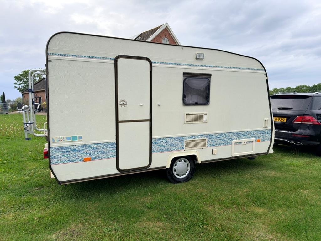 Adria Unica 390 DS (1995) | Lichtgewicht | Goed onderhouden, Caravans en Kamperen, Caravans, Koelkast, Bedrijf, Treinzit, Adria