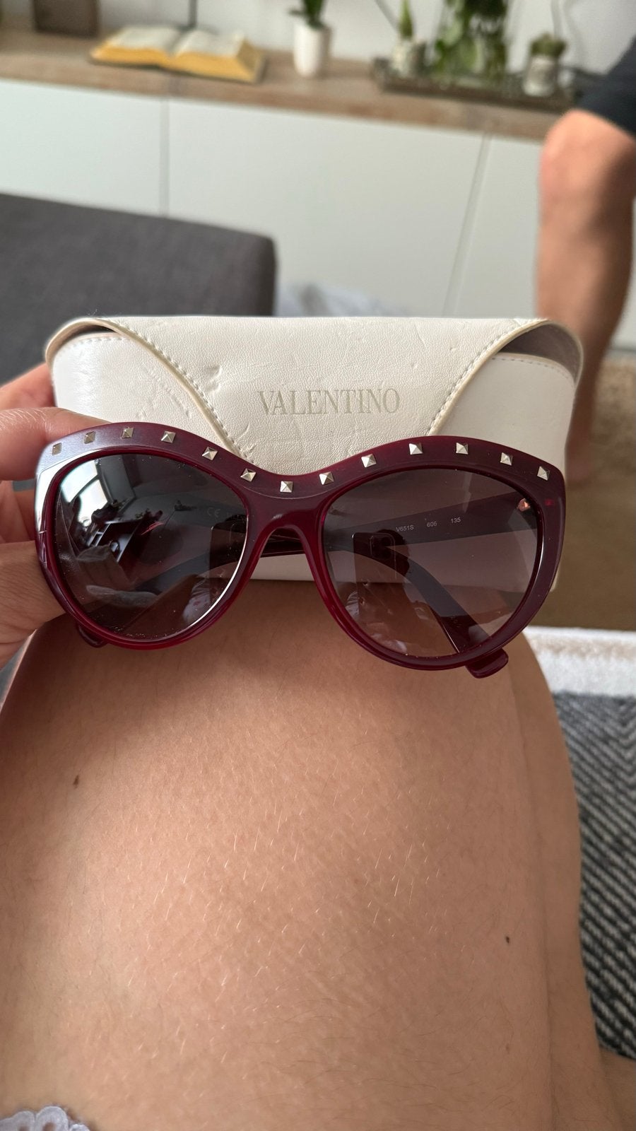 Valentino zonnebril met studs - Zo goed als nieuw, Overige merken, Zonnebril, Ophalen of Verzenden, Zo goed als nieuw