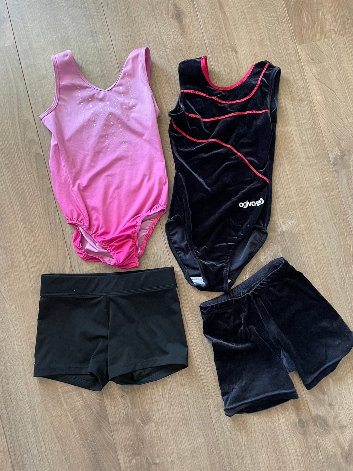 2x Turnpakje + broekje, Sport en Fitness, Turnen, Kindermaat 122 t/m 140, Ophalen, Zo goed als nieuw, Turnpak(je)