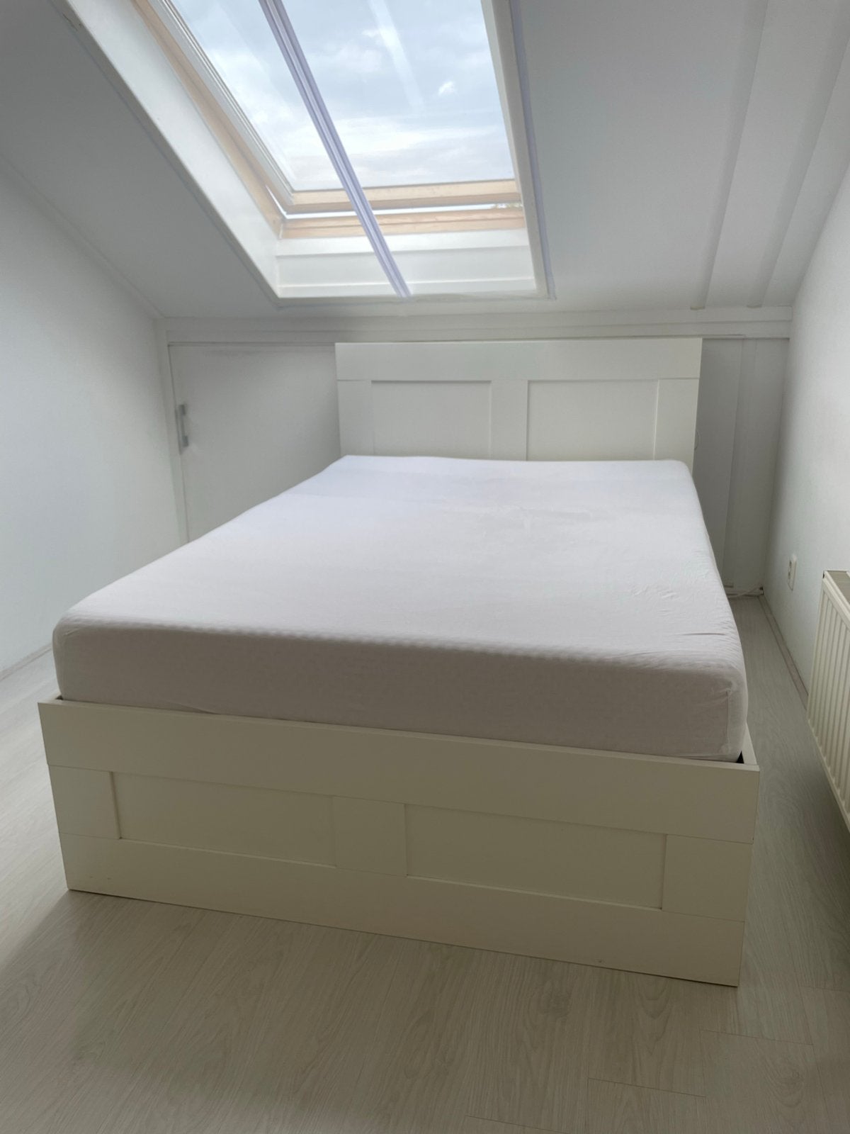 IKEA BRIMNES Bedframe met opberger, wit, 140x200 cm, Huis en Inrichting, Slaapkamer | Bedden, Ophalen, Gebruikt, Wit, Tweepersoons