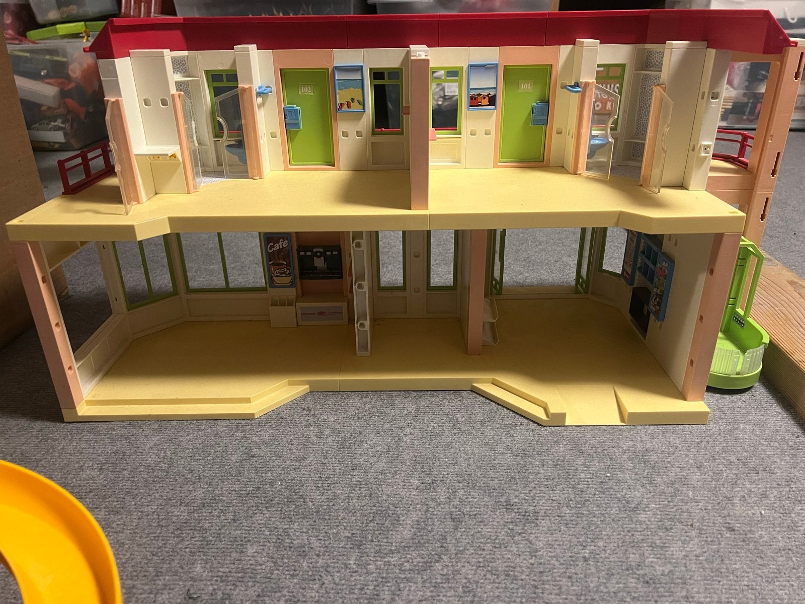 Foto 3 van Grote partij Playmobil: Hotel, Ziekenhuis, Zwembad, Camper