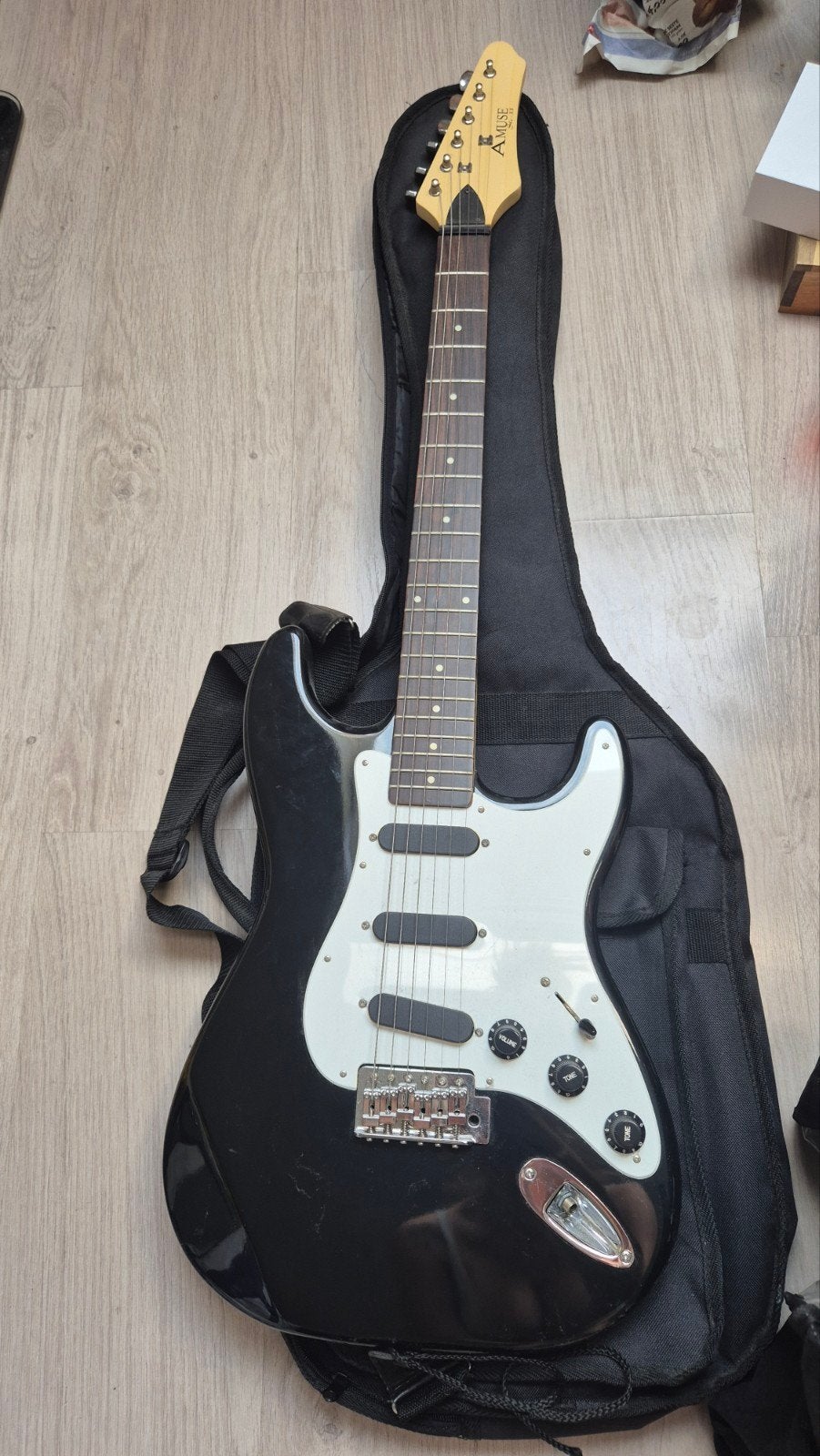 Amuse elektrische gitaar met tas, Muziek en Instrumenten, Snaarinstrumenten | Gitaren | Elektrisch, Ophalen, Gebruikt, Solid body