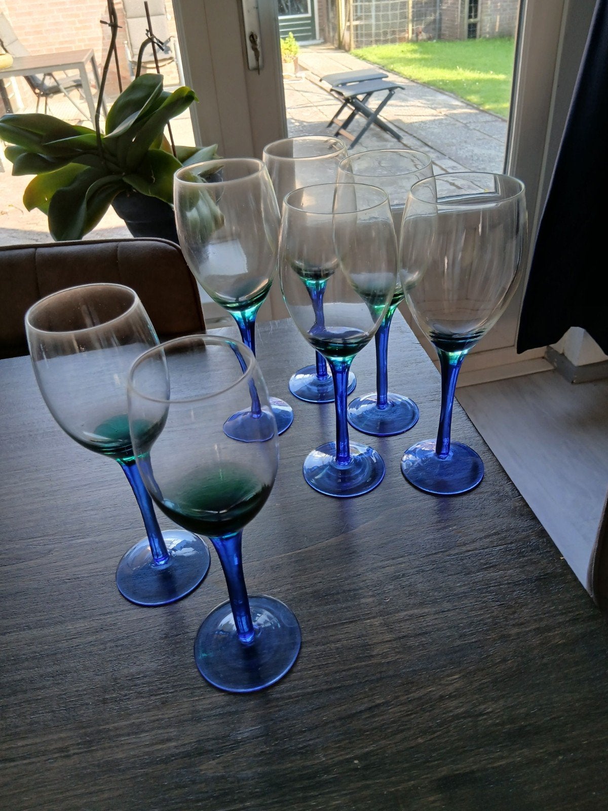 7 wijnglazen met blauwe voet en groene accenten, Ophalen, Gebruikt, Blauw, Glas