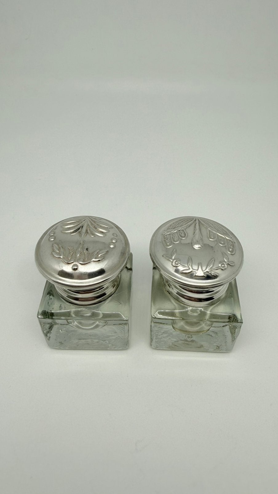 2 glazen inktpotten met mooie grote zilveren doppen., Antiek en Kunst, Verzenden, Zilver