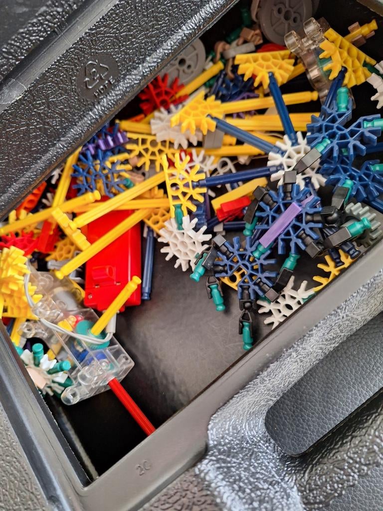 Knex koffer geel en zwarte  (dino) met boekjes, Ophalen, Zo goed als nieuw, K'nex