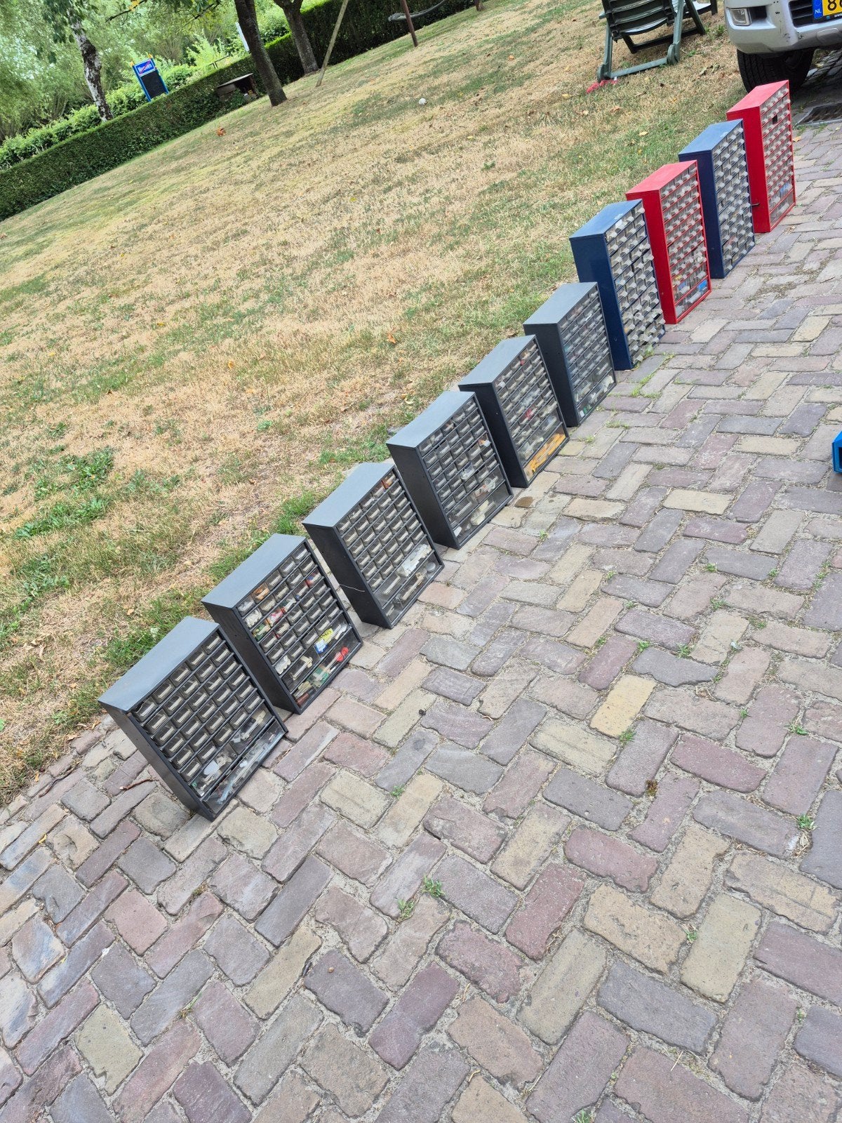 Mega partij elektronica onderdelen in sorteerlades, Ophalen, Zo goed als nieuw