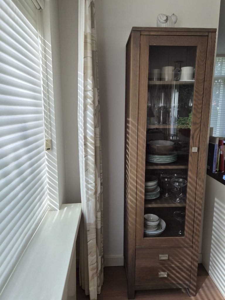 Houten vitrinekast met glazen deur en lade, Ophalen, Met lade(s), 50 tot 100 cm, Zo goed als nieuw