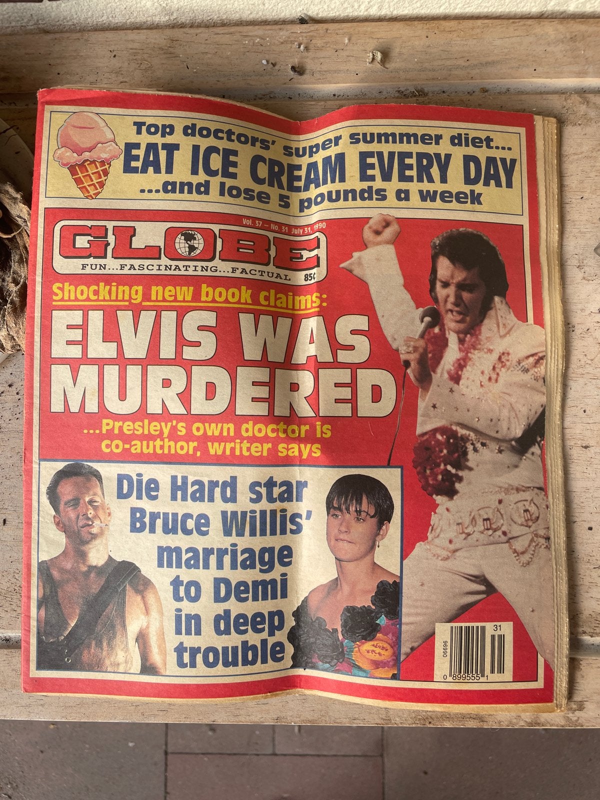 GLOBE Magazine - Elvis, Bruce Willis & Demi Moore (1990), Ophalen of Verzenden, Gelezen, Gossip of Showbizz
