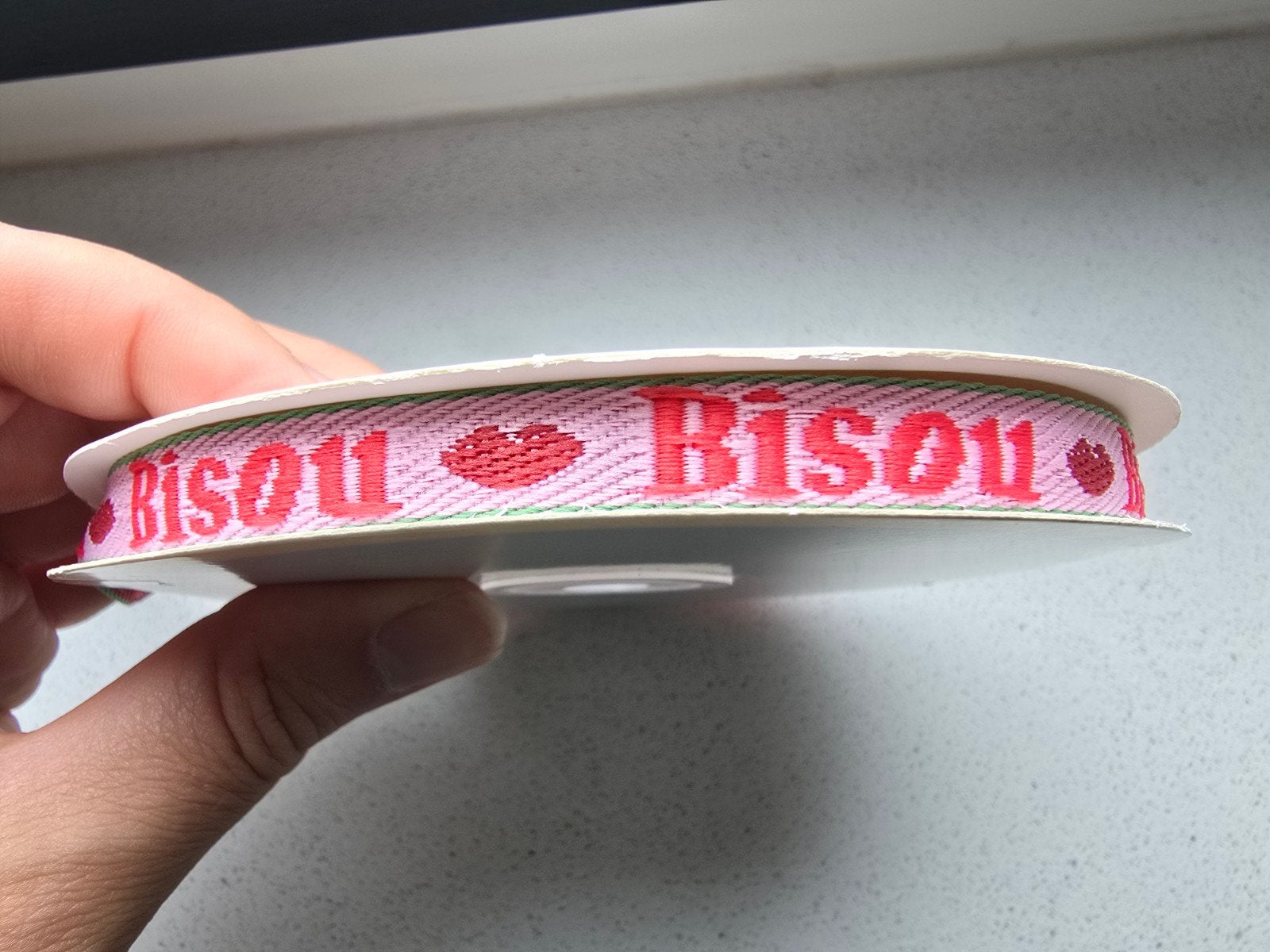 Decoratief lint 'Bisou Bisou' - Roze met rode letters, Ophalen of Verzenden, Nieuw, Lint, Band of Elastiek