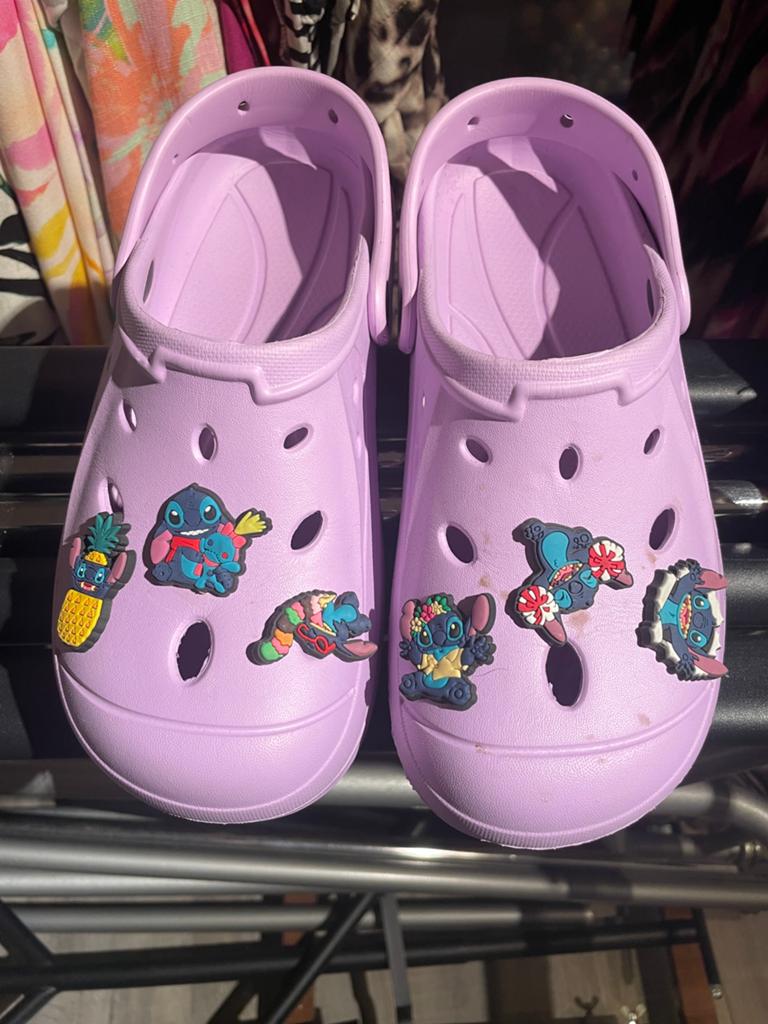 Nep crocs met stitch pins maat 38, Overige kleuren, Instappers, Ophalen of Verzenden, Zo goed als nieuw
