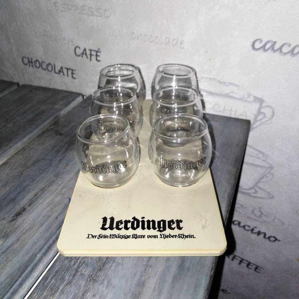 Borrelglaasjes Uerdinger op een plateautje met 6 glaasjes, Ophalen, Zo goed als nieuw, Borrel- of Shotglas
