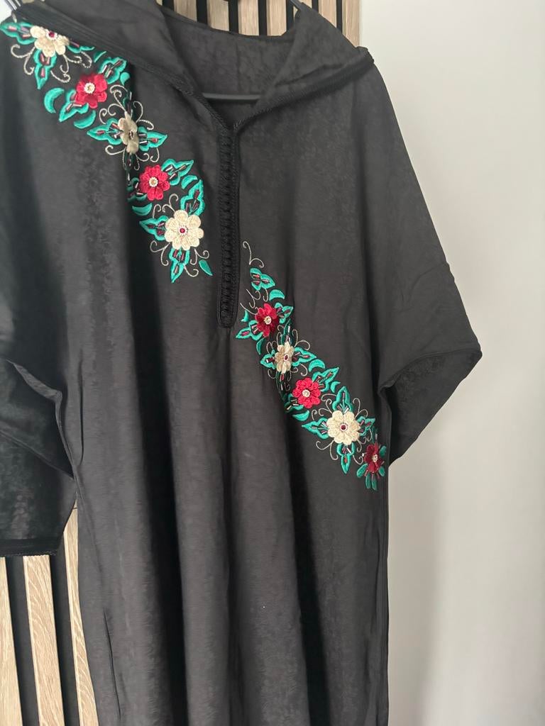 Mooie zwarte Jellaba met bloemenborduursel, Maat 38/40 (M), Zwart, Ophalen of Verzenden, Zo goed als nieuw
