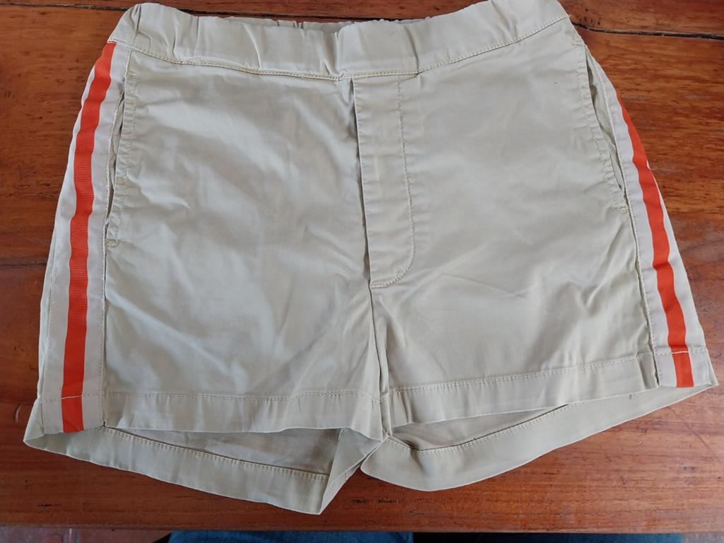 Bellerose korte broek. Maat 8 (128). Zandkleur met oranje st, Broek, Meisje, Ophalen of Verzenden, Zo goed als nieuw