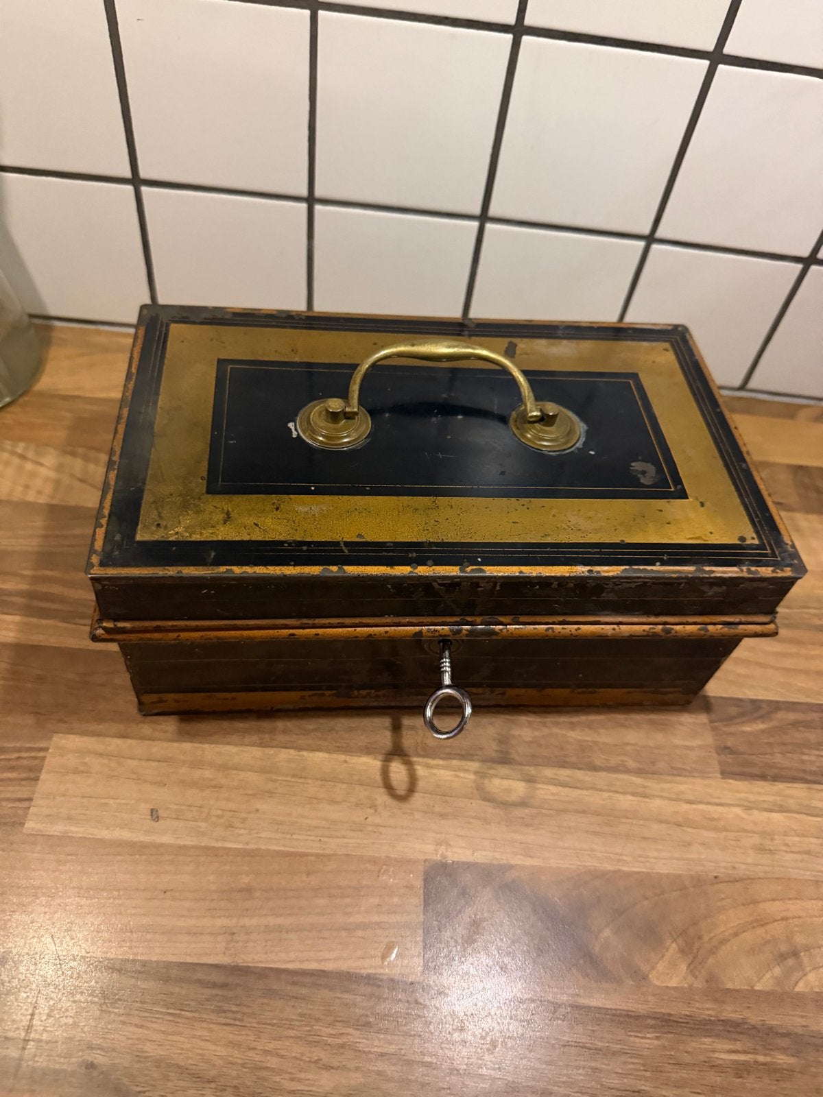 Vintage metalen geldkist met vakken en sleutel, Ophalen of Verzenden