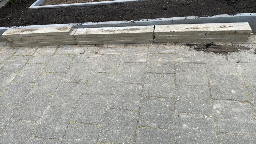 10 grijze gebruikte opsluitbanden - 100x15x5 cm, Tuin en Terras, Bielzen en Borders, Ophalen, Gebruikt, 100 tot 200 cm, Minder dan 25 cm