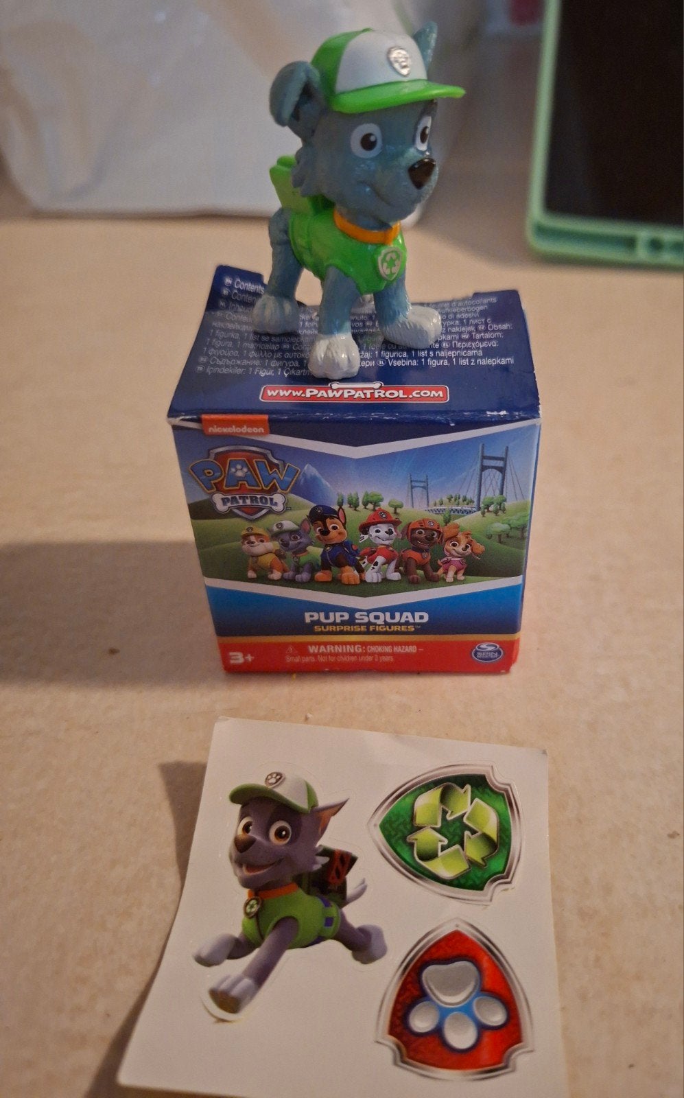 Paw Patrol Pup Squad Surprise Figure Rocky incl doos sticker, Kinderen en Baby's, Speelgoed | Actiefiguren, Verzenden, Nieuw