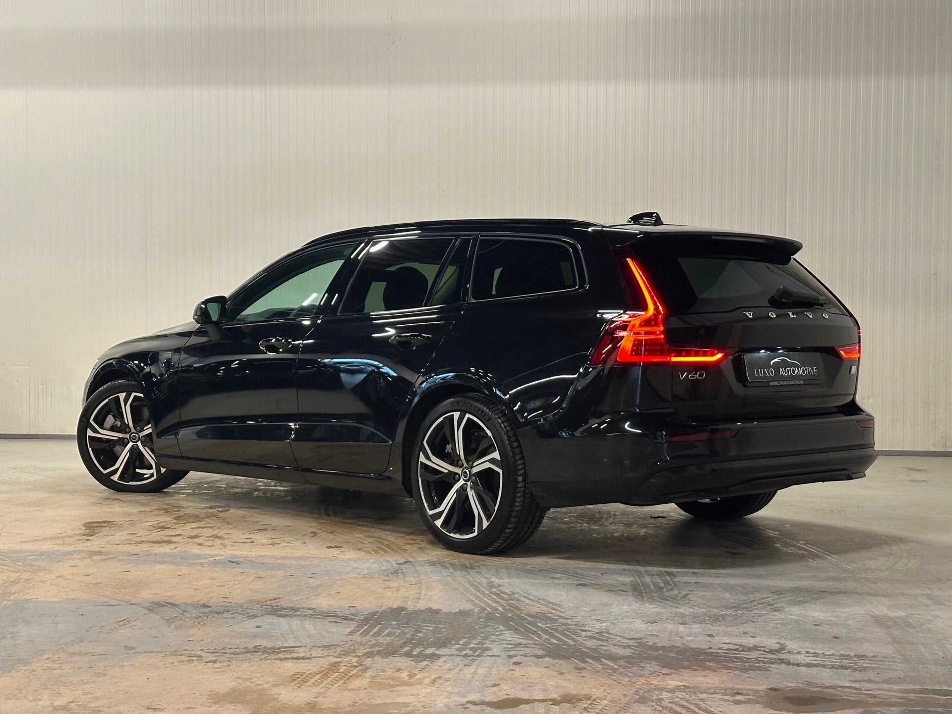 Volvo V60 2.0 T6 Plug-in hybrid AWD Plus Dark | NAP | BLACK, Automaat, Gebruikt, 4 cilinders, Zwart