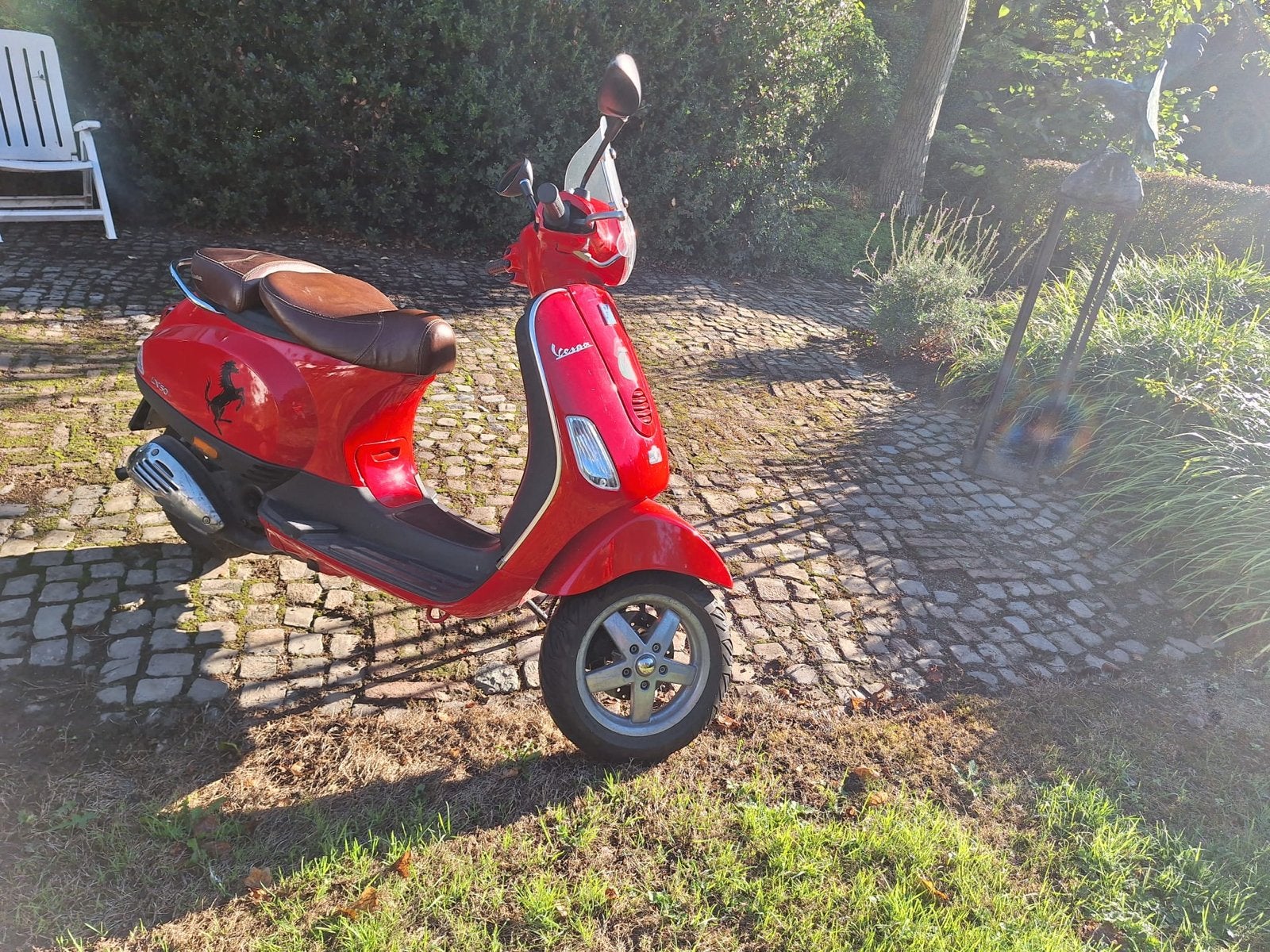 Foto 5 van Vespa LX 50 - Rode Scooter met Bruin Lederen Zadel
