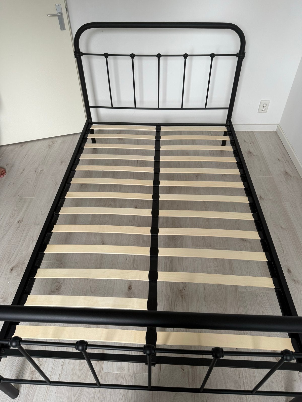 Zwart metalen bed met lattenbodem en matras (120 bij 200), Huis en Inrichting, Slaapkamer | Bedden, Ophalen, Gebruikt, Eenpersoons