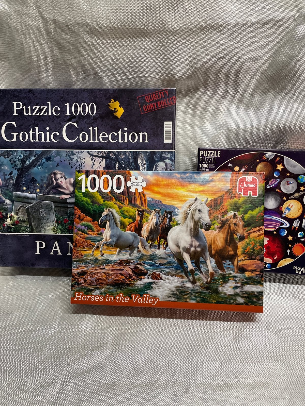 3x Legpuzzel 1000 stukjes: Gothic, Paarden, Planeten, Hobby en Vrije tijd, Denksport en Puzzels, Gebruikt, Legpuzzel, 500 t/m 1500 stukjes